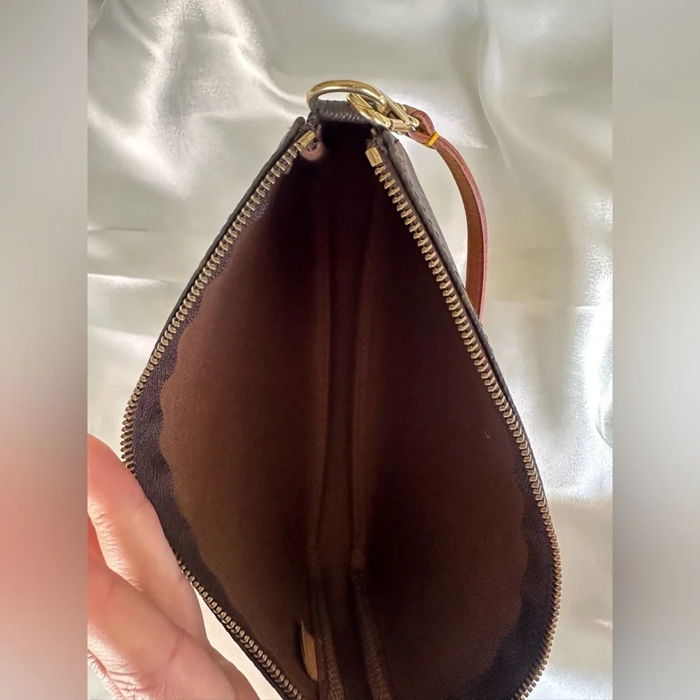 Louis Vuitton Monogram Canvas pochette Shoulder Bag